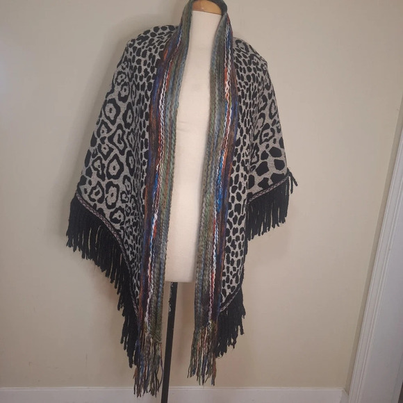 Katherine Barclay wool blend Triangular animal print Shawl - Picture 2 of 7